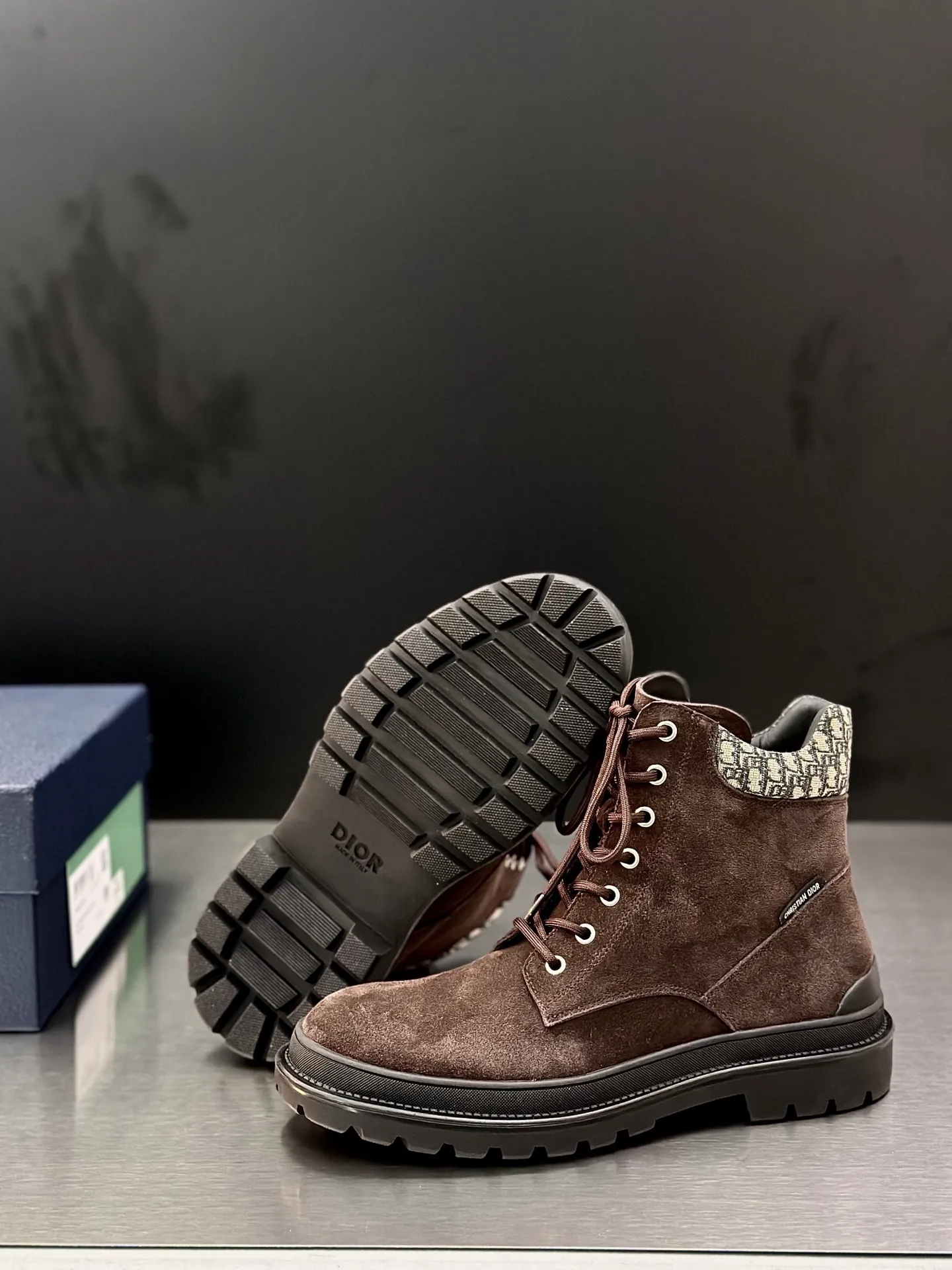 Men's shoes 💰960 Dior Dior high-top sneakers, top-quality goods produced in Dongguan, show version, leading counter trial style, Nappa cowhide material, light and breathable, soft and comfortable, easier to put on and take off, calfskin leather edging, distinctive sports style, genuine leather tongue Dior letter badge, showing the brand style, lightweight embossed pattern rubber sole, light and genuine leather feet, with original packaging Size: 39-40-41-42-43-44 (45, 46 customized) leather shoe size
